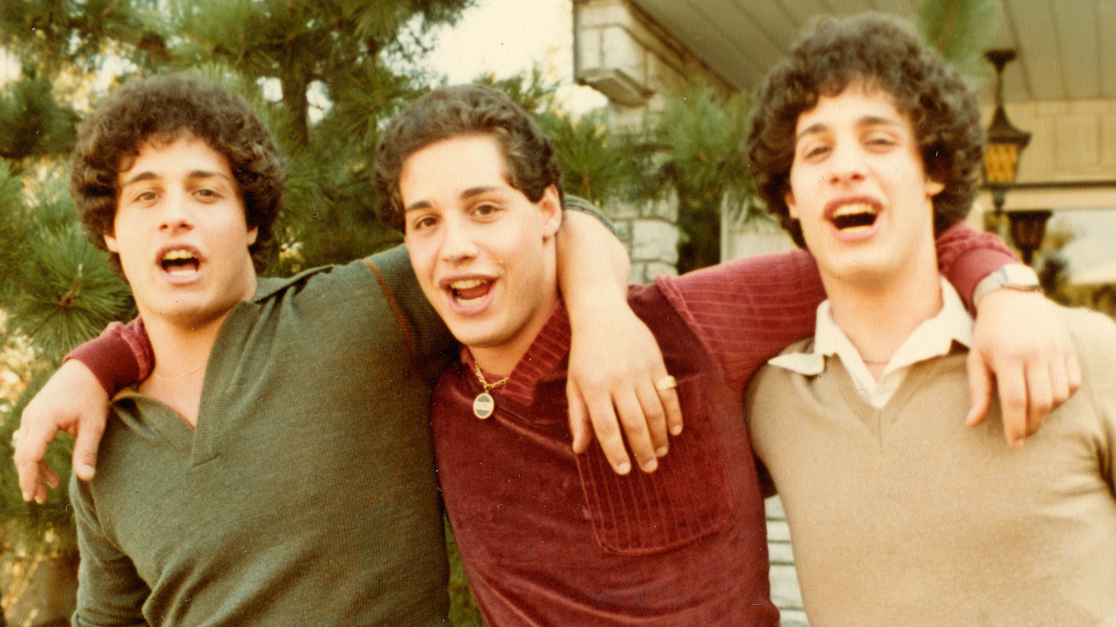 Review Three Identical Strangers