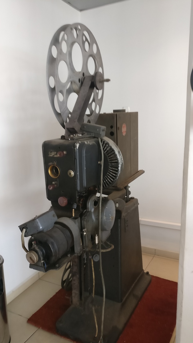 Projector bioscoop Tower suriname
