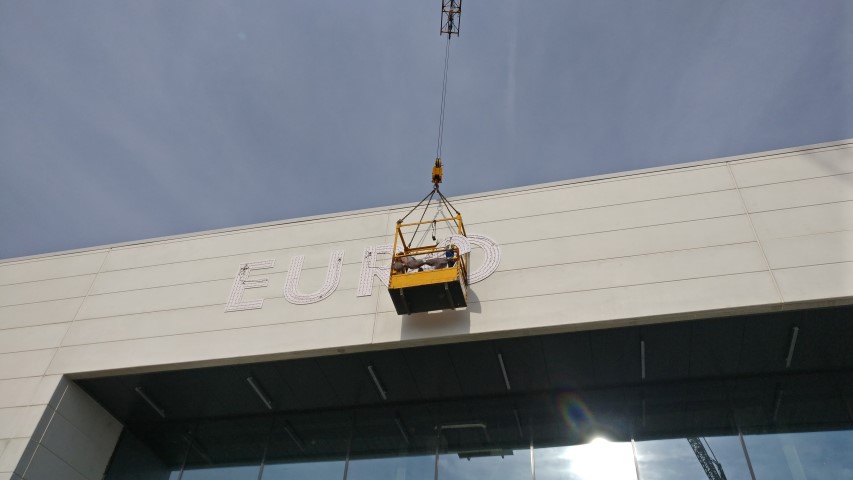 Euroscoop Schiedam ophangen letters
